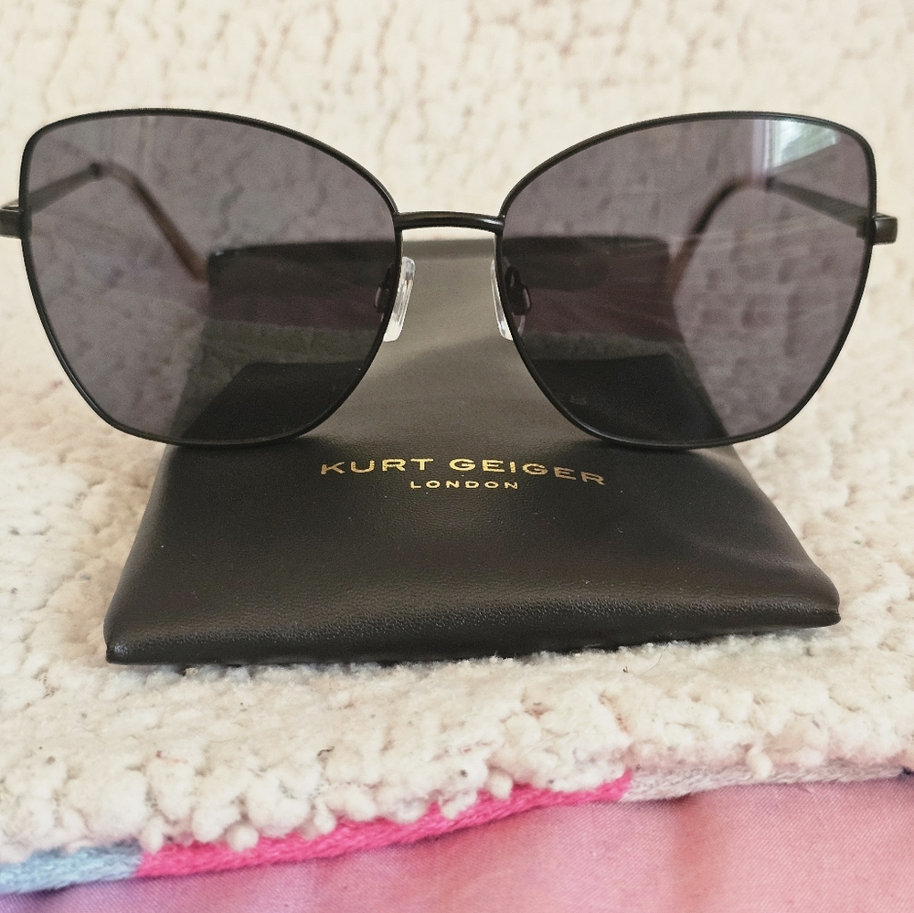 Kurt Geiger Black Gradient Sunglasses With Case-NWOT - Picture 7 of 7